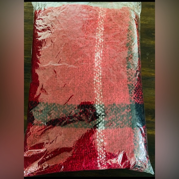 NWOT - Warm & Cozy Red Poncho - One Size Fits Most - Picture 4 of 4